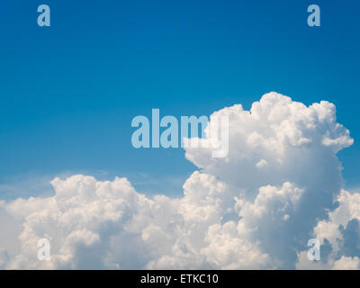 Weiße Gewitterwolken auf Summer Blue Sky Stockfoto