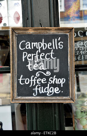 Blackboard Schild Shop sagen Campbells perfekte Tee Toffee Shop Fudge, Spitalfields London Borough of Tower Hamlets, Engl Stockfoto