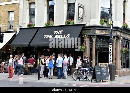 Menschen Sie außerhalb der zehn Glocken Gastwirtschaft Commercial Street, e. 1. Spitalfields, London Borough of Tower Hamlets England Großbritannien Stockfoto