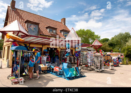 verschiedene farbige Souvenirs zum Verkauf in einem Geschäft an der niederländischen Küste Stockfoto