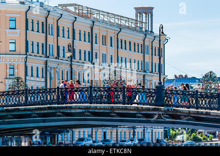 Moskau, Russland. 13. Juni 2015. Heißes Wochenende in Moskau, Russland. Die Temperatur beträgt etwa 27 ° c (80, 6F). Dies ist ziemlich heiß für Moskau. Das heiße Wetter hindert nicht Touristen besuchen roten Platz, aber es gibt nicht viele Leute in den Straßen. Menschen bevorzugen auf der Moskwa oder am Fluss oder in den kühlen Schatten zu bleiben. Am Wochenende ist die Hochzeit Zeit in Moskau. Brautpaar auf Luschkow (Liebhaber) Brücke von Moskau, ein Vorhängeschloss auf ein Bügeleisen zu beheben Baum Credit: Alex Bilder/Alamy Live News Stockfoto