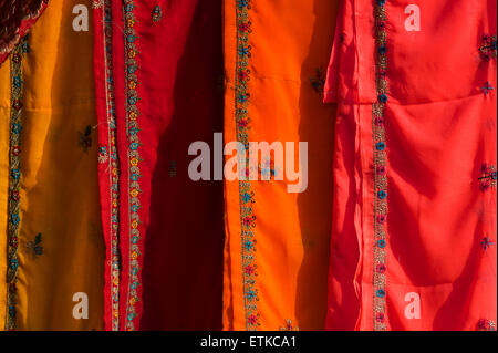 Bunten indischen Stoffen zum Verkauf in Jaipur, Rajasthan, Indien Stockfoto