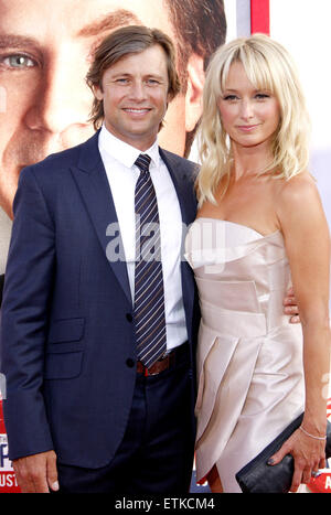 Grant Show und Katherine LaNasa an der Los-Angeles-premiere von "Kampagne" an der Graumans Chinese Theatre in Hollywood statt. Stockfoto