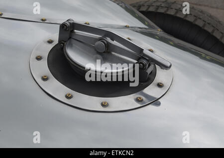 Oldtimer Rennwagen Kraftstoff Tankdeckel. Stockfoto