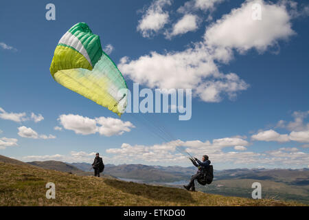 Aonach Mor, Fort William, Schottland, UK: 14. Juni 2015. UK-Wetter.  Eines der vielen Gleitschirme versammelten sich am Höhepunkt der Sgurr Finnisg-Aig, im oberen Bereich der Nevis Range Gondel genießen einen schönen sonnigen Tag in den schottischen Highlands-Kredit: Kay Roxby/Alamy Live News Stockfoto