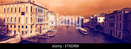 Panoramablick auf der berühmten Canal Grande und Basilica Santa Maria della Salute, umgangsprachlich einfach die Salute in Venedig Stockfoto