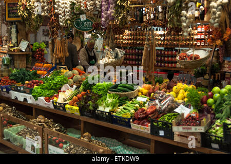 Innenraum des Mercato Centrale Lebensmittel und Blumen in Florenz, Italien Stockfoto