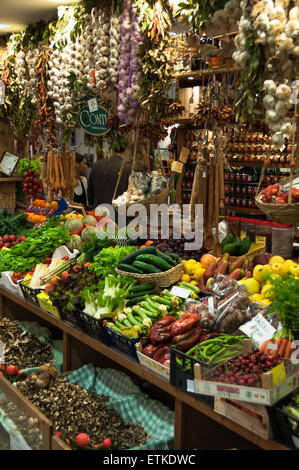 Innenraum des Mercato Centrale Lebensmittel und Blumen in Florenz, Italien Stockfoto