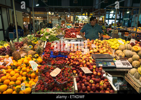 Innenraum des Mercato Centrale Lebensmittel und Blumen in Florenz, Italien Stockfoto