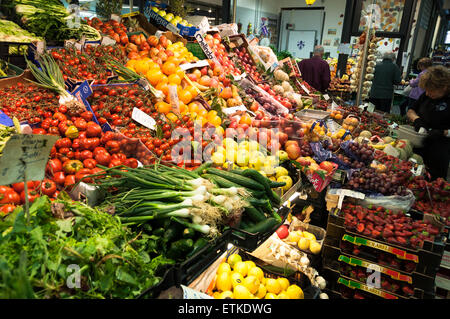 Innenraum des Mercato Centrale Lebensmittel und Blumen in Florenz, Italien Stockfoto