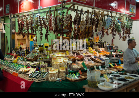 Innenraum des Mercato Centrale Lebensmittel und Blumen in Florenz, Italien Stockfoto