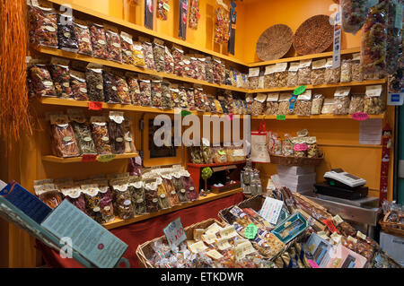 Innenraum des Mercato Centrale Lebensmittel und Blumen in Florenz, Italien Stockfoto