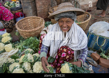 Frau verkaufen Blumenkohl am Markt in Monywa Myanmar Stockfoto