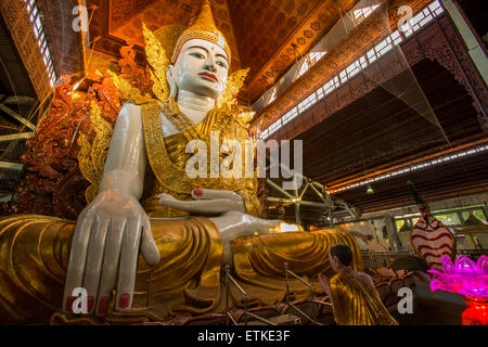Nga Htat Gyi Pagode mit Riesen sitzenden Buddha in Yangon Myanmar Stockfoto