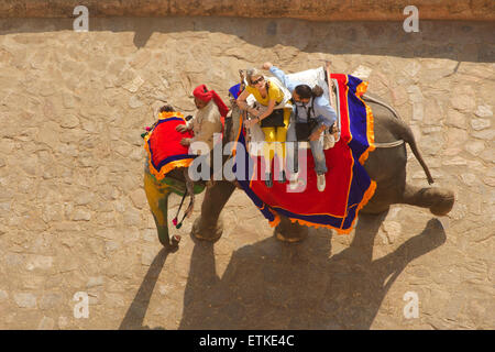 Elefantenreiten für Touristen auf dem Weg bis zum Amber Fort, Amer, Jaipur, Rajasthan, Indien Stockfoto