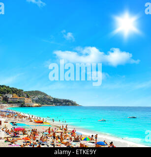 Blick auf den Strand mit undefinierten Touristen, Liegestühlen und Sonnenschirmen an heißen Sommertagen. Stockfoto