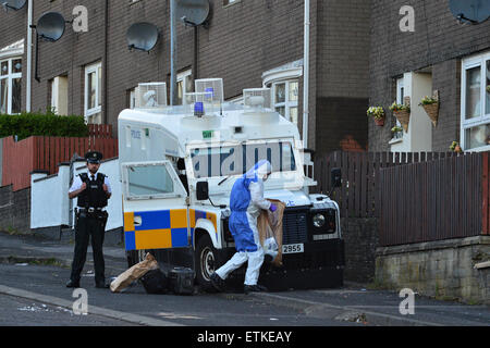 Londonderry, Nordirland – 14. Juni 2015. Polizei untersucht eine Schießerei heute Abend im Bereich Creggan in Londonderry. Ein Mann entkam unverletzt, nachdem bei ihm im Fanad Drive Schüsse fielen. Unbestätigte Berichte deuten darauf hin, dass das anvisierte Opfer in eine Waffe Angriff im örtlichen Pub vor kurzem ins Visier genommen hatte. Bildnachweis: George Sweeney/Alamy Live-Nachrichten Stockfoto