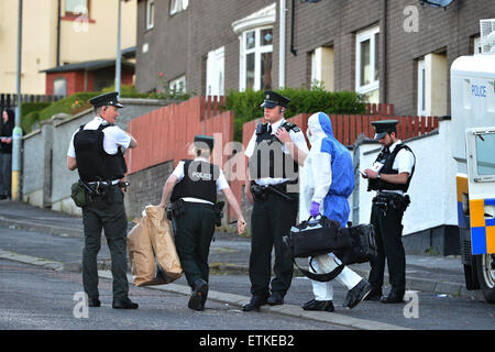 Londonderry, Nordirland – 14. Juni 2015. Polizei untersucht eine Schießerei heute Abend im Bereich Creggan in Londonderry. Ein Mann entkam unverletzt, nachdem bei ihm im Fanad Drive Schüsse fielen. Unbestätigte Berichte deuten darauf hin, dass das anvisierte Opfer in eine Waffe Angriff im örtlichen Pub vor kurzem ins Visier genommen hatte. Bildnachweis: George Sweeney/Alamy Live-Nachrichten Stockfoto