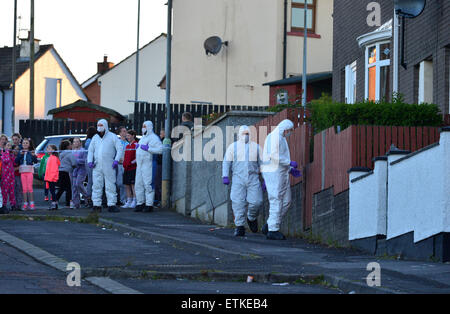 Londonderry, Nordirland – 14. Juni 2015. Polizei untersucht eine Schießerei heute Abend im Bereich Creggan in Londonderry. Ein Mann entkam unverletzt, nachdem bei ihm im Fanad Drive Schüsse fielen. Unbestätigte Berichte deuten darauf hin, dass das anvisierte Opfer in eine Waffe Angriff im örtlichen Pub vor kurzem ins Visier genommen hatte. Bildnachweis: George Sweeney/Alamy Live-Nachrichten Stockfoto