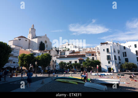 Portdoguer Beach oder Port Alguer Beach. Santa Maria Kirche, XVI-XVII Jahrhundert. Cadaqués. Stockfoto