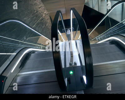 Moderne Pendler Rolltreppe führt zu West Indien u-Bahnstation Canary Wharf London E14 Stockfoto