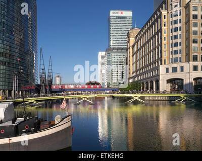 Canary Wharf an der North Dock mit barge im Vordergrund und HSBC Gebäude und West India Quay Bahnhof Cross U-Bahn Station hinter London E 14. Stockfoto