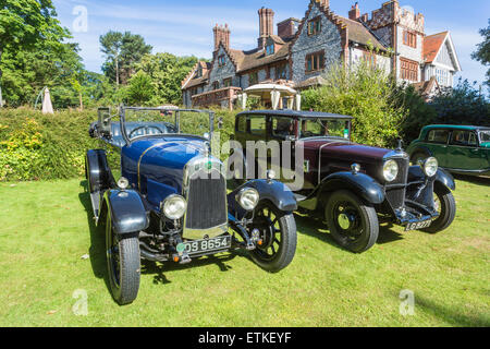 Blau, braun und grün Vintage Crossley Oldtimer Parken auf dem Gelände eines Landhauses in Norfolk, Großbritannien Stockfoto