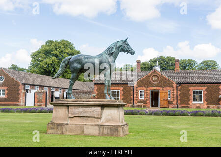 Statue von Rennpferd Persimmon an die Königin Stallungen, das königliche Gestüt zu Hause auf dem Bauernhof auf dem Anwesen von Sandringham, Norfolk, Großbritannien Stockfoto