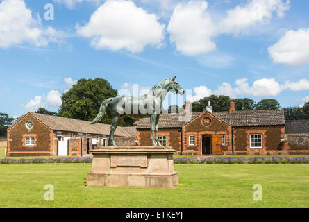 Die Königin Stallungen, das königliche Gestüt zu Hause Bauernhof auf Sandringham Estate, Norfolk, UK und Statue der Rennpferd Persimmon Stockfoto