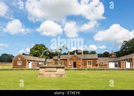 Die Königin Stallungen, das königliche Gestüt zu Hause Bauernhof auf Sandringham Estate, Norfolk, UK und Statue der Rennpferd Persimmon Stockfoto