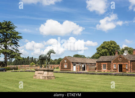 Statue der Rennpferd Persimmon an die Königin Ställe, The Royal Stud zu Hause auf dem Bauernhof auf dem Anwesen von Sandringham, Norfolk, Großbritannien Stockfoto