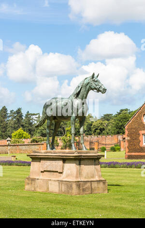 Statue der Rennpferd Persimmon an die Königin Ställe, The Royal Stud zu Hause auf dem Bauernhof auf dem Anwesen von Sandringham, Norfolk, Großbritannien Stockfoto