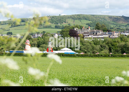 Blick über die Seite "Wie das Licht bekommt In" mit Rummelplatz, um die Stadt Hay on Wye Hay Festival 2015. Stockfoto