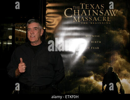 R. Lee Ermey besucht die "Texas Chainsaw Massacre: The Beginning" Los Angeles Premiere auf der Graumans Chinese Theater statt. Stockfoto