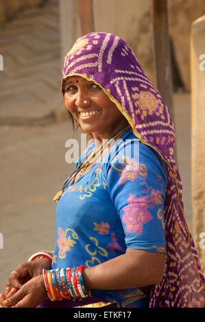 Indische Frau in bunten tribal Kostüm. Mandawa, Shekawati Region, Rajasthan Indien Stockfoto