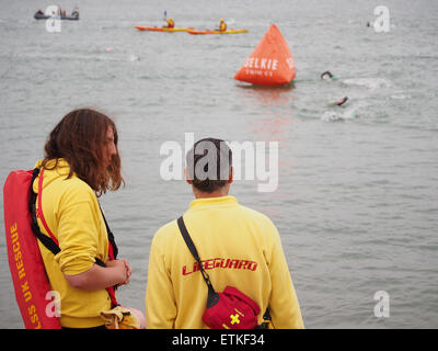 RLSS Lifegaurds wachen über Schwimmer im Solent während einer Triathlon-Veranstaltung Stockfoto
