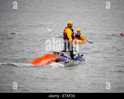 Rettungsschwimmer aus der königlichen Leben sparen Gesellschaft patrouillieren im Meer vor Southsea Strand auf den Jetski und Kajaks bei einem Triathlon auch Stockfoto