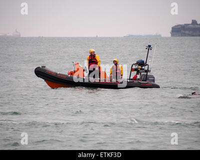 RLSS Rettungsschwimmer in einem Festrumpfschlauchboot patrouillieren einen Strand auf den Solent Stockfoto