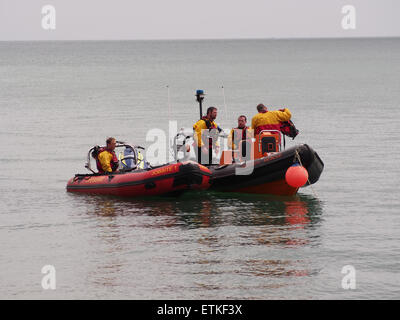 RLSS Rettungsschwimmer in einem Festrumpfschlauchboot patrouillieren einen Strand auf den Solent Stockfoto