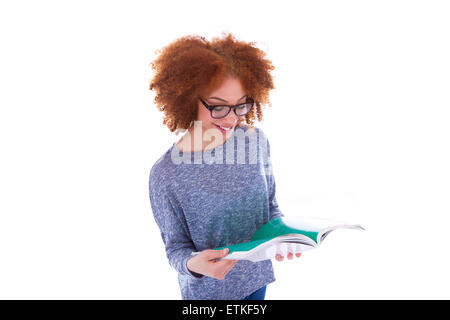 Black African American Studentin ein Buch lesen, isoliert auf weißem Hintergrund Stockfoto