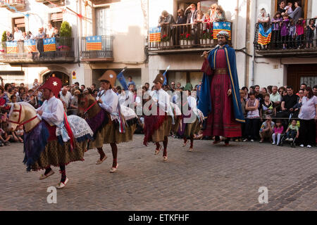 Tanzen Sie, Staffeleien, Riesen und Maultier. Mata-Degolla. Sant Feliu de Pallerols. Aus dem XVIII Jahrhundert. Traditionelles Festival national interes Stockfoto