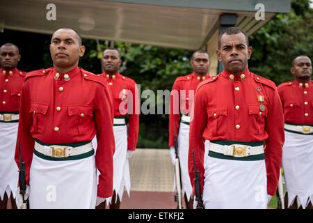 Mitglieder von der Republik der Fidschi-Inseln militärische Kräfte Quartal Guard stehen stramm im Rahmen einer Zeremonie in der RFMF strategische zentrale 9. Juni 2015 in Suva, Fidschi. Stockfoto