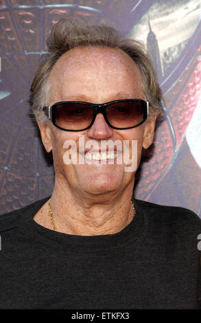 Peter Fonda bei der Los Angeles Premiere von "The Amazing Spider-Man" statt im Regency Village Theatre in Westwood. Stockfoto