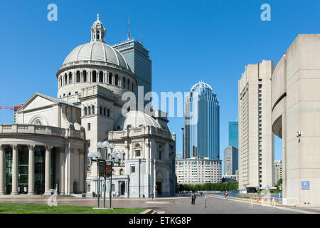 Ein Blick auf die Mutterkirche, die erste Kirche von Christ, Wissenschaftler und Christian Science Plaza in Boston, Massachusetts. Stockfoto