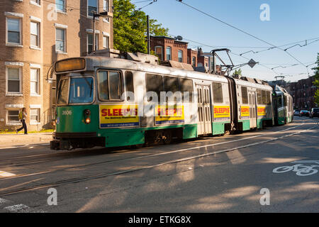 Ein eingehender Zug auf die MBTA Huntington Avenue Line nähert sich Park Missionsstation in Boston, Massachusetts. Stockfoto