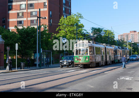 Ein gut gebrauchte ausgehender Zug auf die MBTA Huntington Avenue Line nähert sich Park Missionsstation in Boston, Massachusetts. Stockfoto