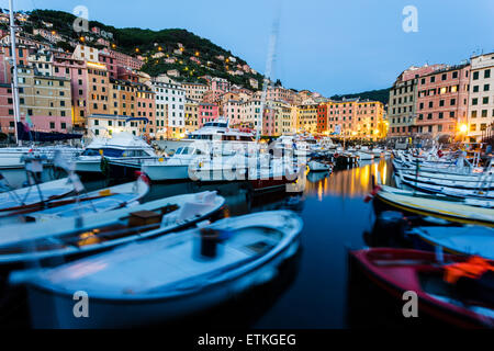 Boote in der Nacht im Hafen von Camogli, Provinz Genua, Ligurien, italienische Riviera, Levante, Italien, Europa Stockfoto