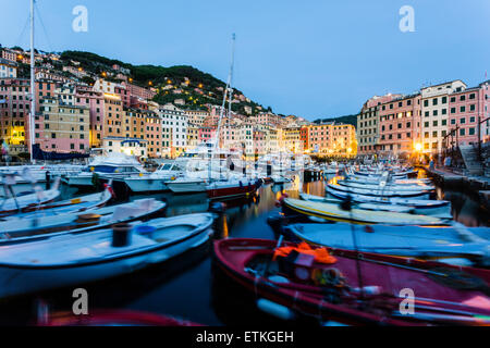 Boote in der Nacht im Hafen von Camogli, Provinz Genua, Ligurien, italienische Riviera, Levante, Italien, Europa Stockfoto