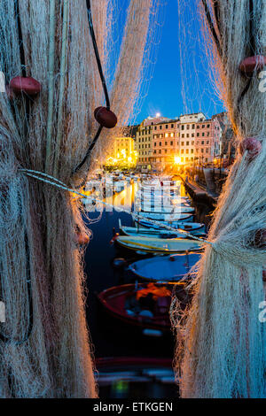 Boote in der Nacht im Hafen von Camogli, Provinz Genua, Ligurien, italienische Riviera, Levante, Italien, Europa Stockfoto