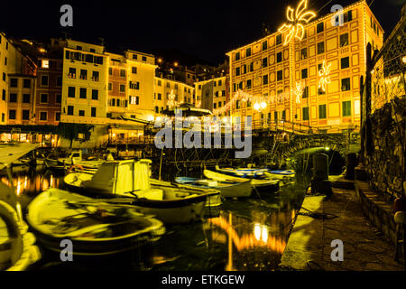 Boote in der Nacht im Hafen von Camogli, Provinz Genua, Ligurien, italienische Riviera, Levante, Italien, Europa Stockfoto